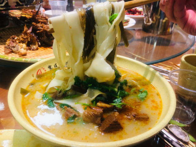 郑州烩面排行_郑州排名第一的烩面,店内满员,店外摆十几桌!顾客都坐小树林吃
