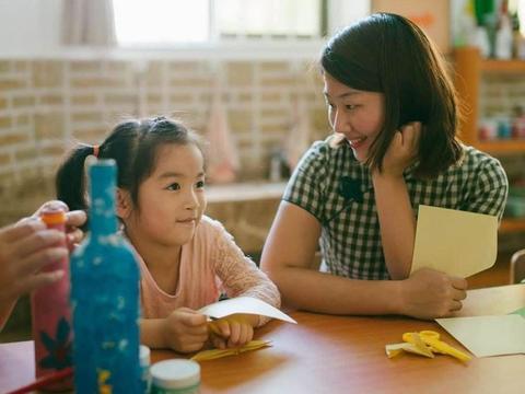 宝妈带娃坐地铁，暖心动作避免弄脏别人：有素质家长是孩子的财富