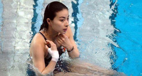 为什么女子跳水运动员会在跳水之前用双手拉一下泳衣?-为什么