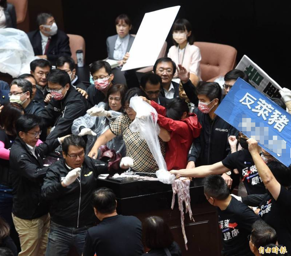 苏贞昌上发言台,国民党团拿猪内脏、猪皮泼在发言台上。图自“自由时报”