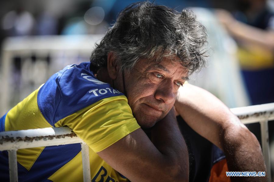 A fan waits outside the funeral chapel of football legend Diego Maradona at the Casa Rosada in Buenos Aires, capital of Argentina, Nov. 26, 2020. Maradona died at the age of 60 on Wednesday of a heart attack. (Photo by Martin Zabala/Xinhua)