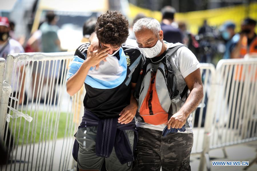 Fans leave the funeral chapel of football legend Diego Maradona at the Casa Rosada in Buenos Aires, capital of Argentina, Nov. 26, 2020. Maradona died at the age of 60 on Wednesday of a heart attack. (Photo by Martin Zabala/Xinhua)