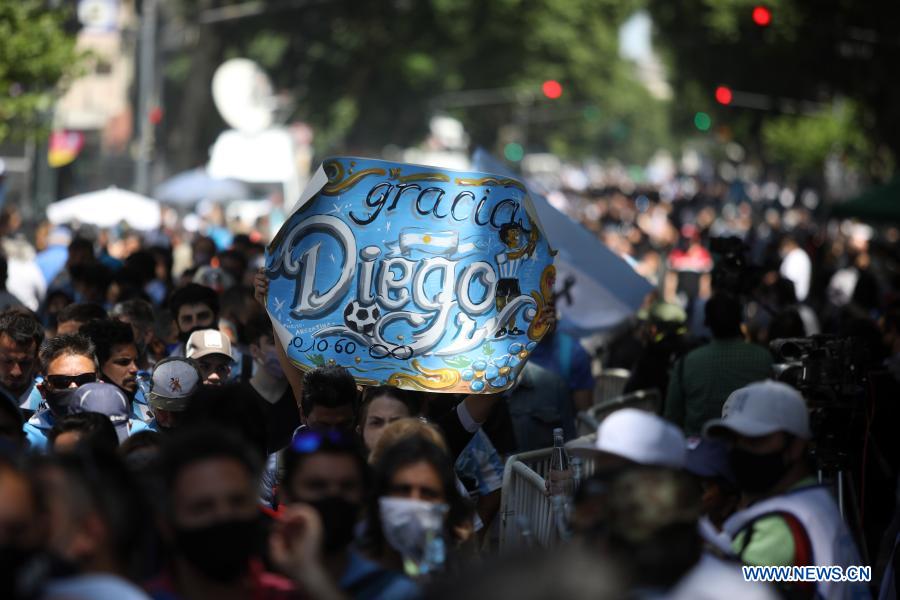 Fans wait outside the funeral chapel of football legend Diego Maradona at the Casa Rosada in Buenos Aires, capital of Argentina, Nov. 26, 2020. Maradona died at the age of 60 on Wednesday of a heart attack. (Photo by Martin Zabala/Xinhua)