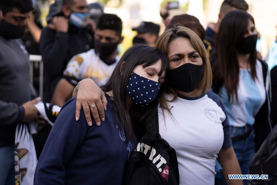 Fans wait outside the funeral chapel of football legend Diego Maradona at the Casa Rosada in Buenos Aires, capital of Argentina, Nov. 26, 2020. Maradona died at the age of 60 on Wednesday of a heart attack. (Photo by Martin Zabala/Xinhua)