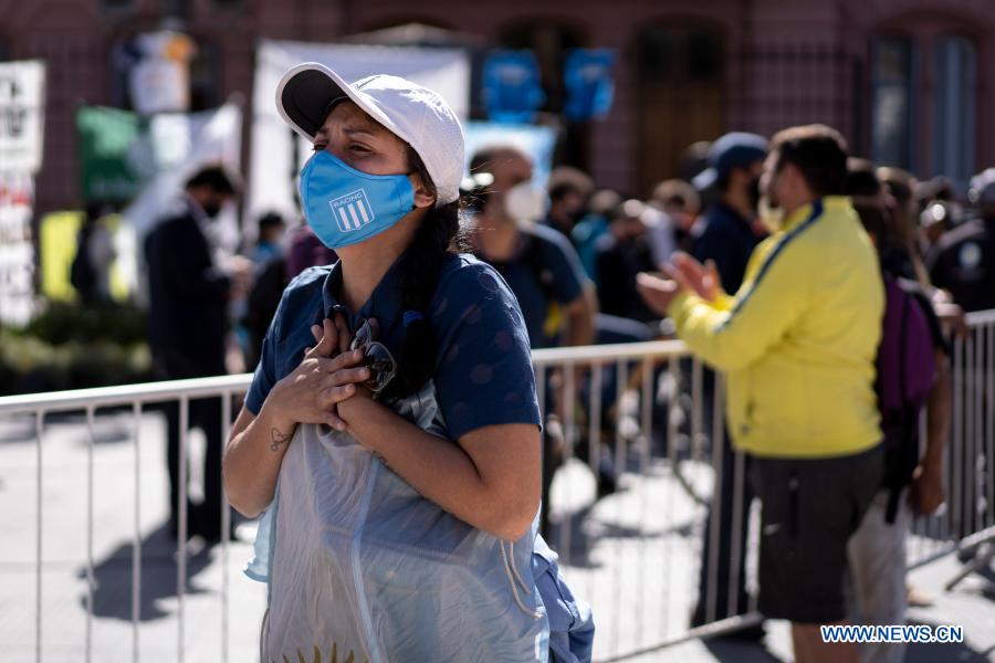 A fan cries outside the funeral chapel of football legend Diego Maradona at the Casa Rosada in Buenos Aires, capital of Argentina, Nov. 26, 2020. Maradona died at the age of 60 on Wednesday of a heart attack. (Photo by Martin Zabala/Xinhua)