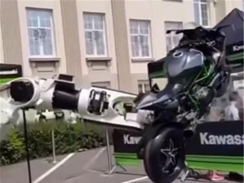 川崎展台：机械臂“吊起”一台H2R,现场挥舞摇摆,画面感十足