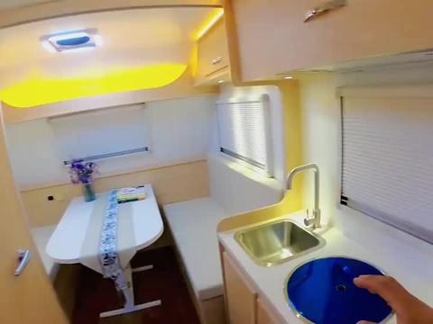 不到10万的费德姆房车两室两厅一厨一卫，还是全套进口底盘