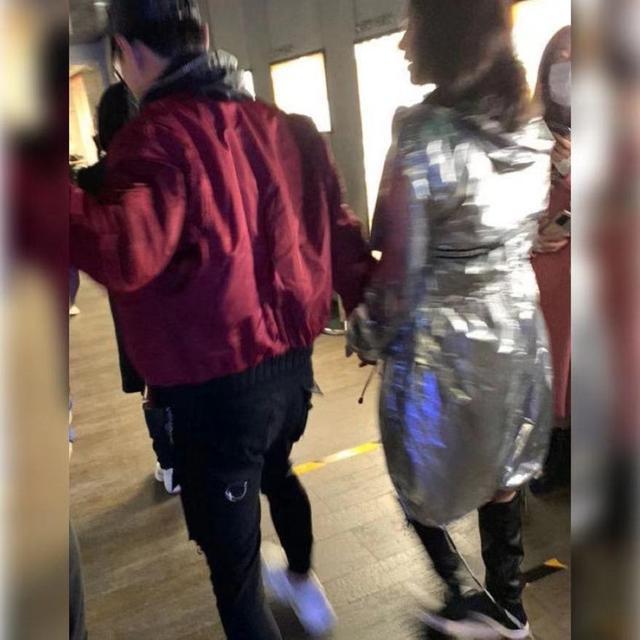 汪峰终于抢到了风头!和章子怡十指紧扣看演出,背影看起来很年轻 汪峰终于抢到了风头!和章子怡十指紧扣看演出,背影看起来很年轻
