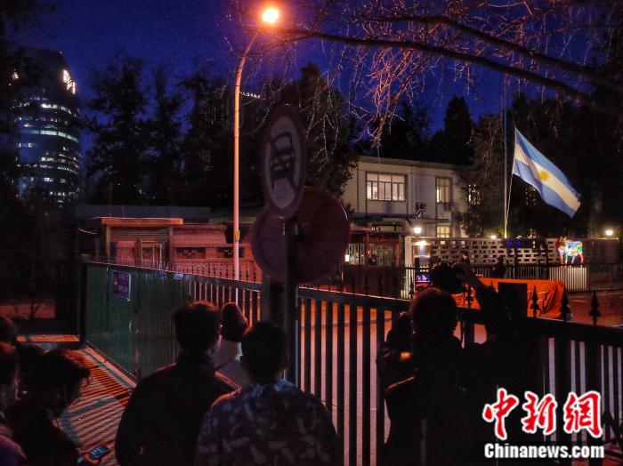 使館關閉后仍舊有悼念者留守。李霈韻 攝
