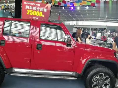 妹子去大型车展，看到一款拆装的SUV，都没见过，真厉害