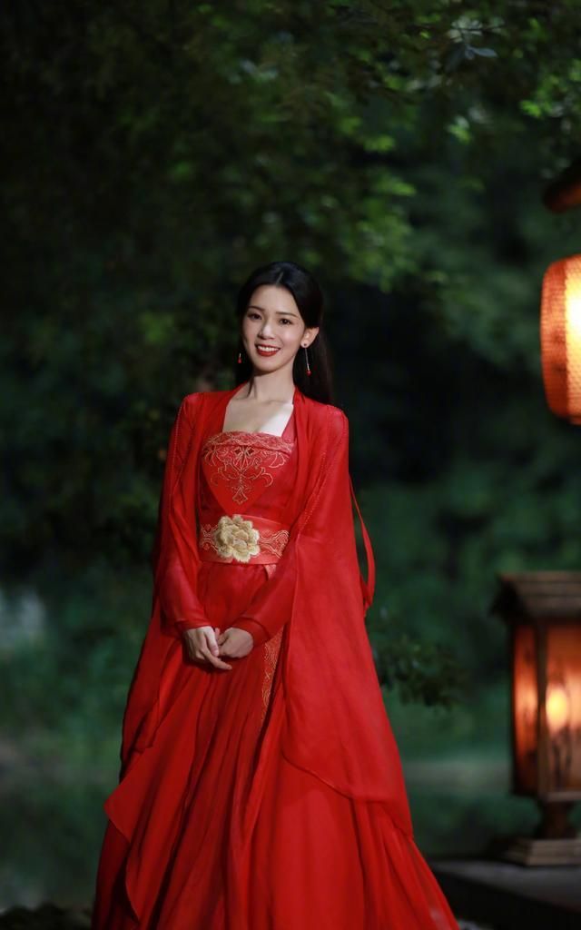 电视剧《少女大人》剧照更新了,演员陈瑶红衣造型太美