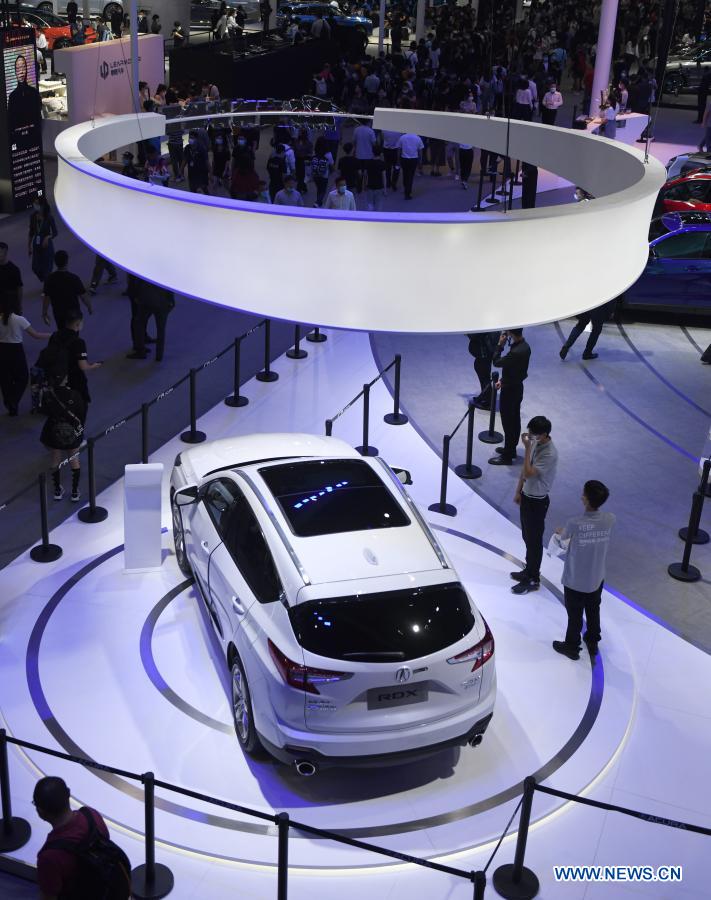 People visit the 18th Guangzhou International Automobile Exhibition at the China Import and Export Fair Complex in Guangzhou, south China's Guangdong Province, Nov. 29, 2020. The exhibition concluded here on Sunday. (Xinhua/Lu Hanxin)