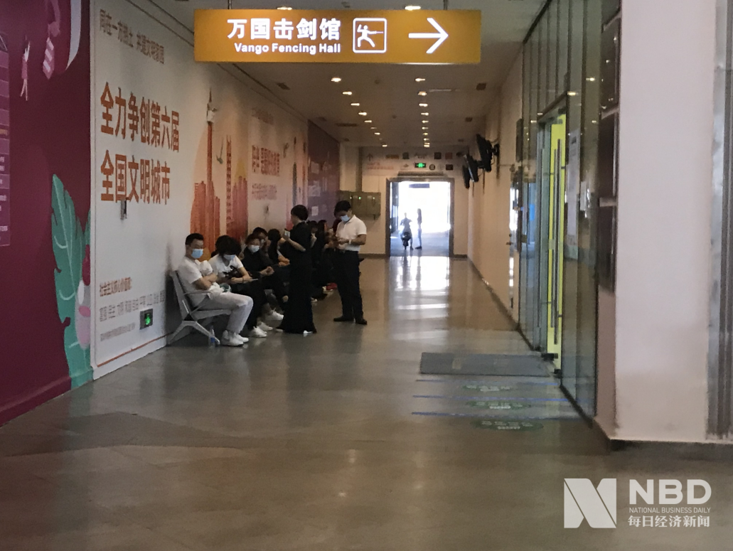 候场的购房者们(图片来源:每经记者 甄素静 摄)