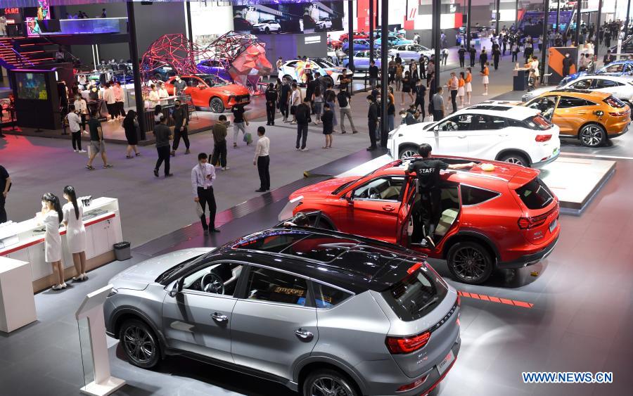 People visit the 18th Guangzhou International Automobile Exhibition at the China Import and Export Fair Complex in Guangzhou, south China's Guangdong Province, Nov. 29, 2020. The exhibition concluded here on Sunday. (Xinhua/Lu Hanxin)