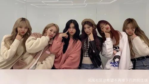 直播截图 everglow,戴帽子者为王怡人