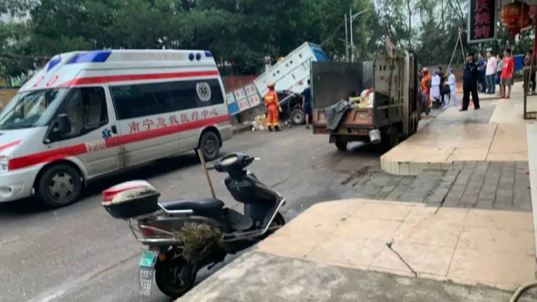 清晨街头一名环卫工头部被夹身亡 原因蹊跷……