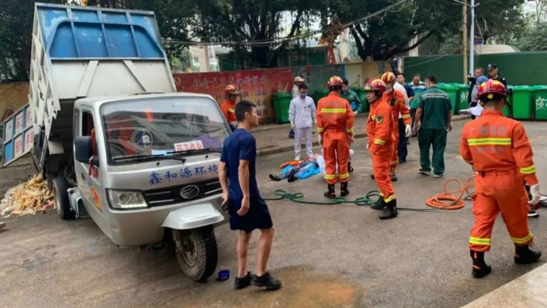 清晨街头一名环卫工头部被夹身亡 原因蹊跷……