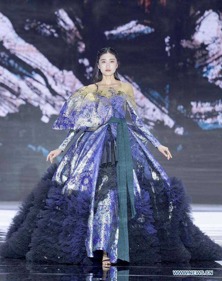 A model presents a creation of Chinese designer Zhang Zhaoda in Qingdao, east China's Shandong Province, Nov. 29, 2020. (Xinhua/Chen Jianli)