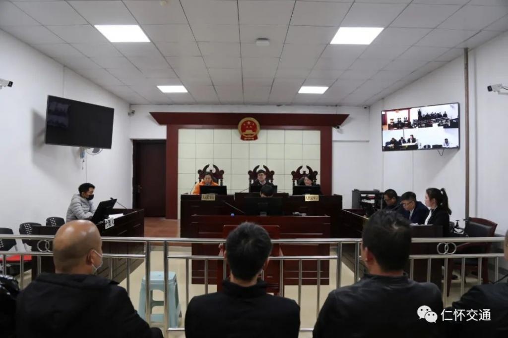 法庭上,在审判长的主持下,原告被告双方围绕焦点进行控辩,举证,法院