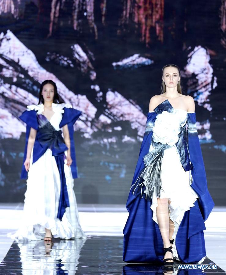 Models present creations of Chinese designer Zhang Zhaoda in Qingdao, east China's Shandong Province, Nov. 29, 2020. (Xinhua/Chen Jianli)