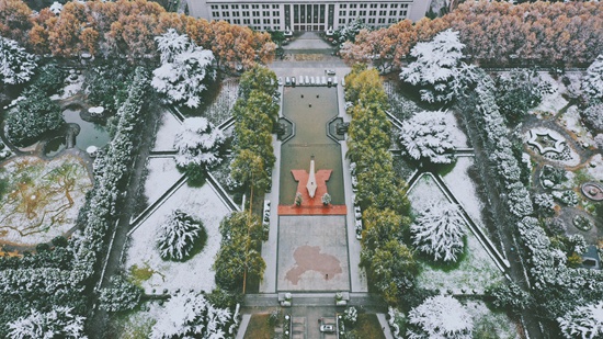 航拍西安交通大学校景,大地被白雪覆盖.西安交通大学 交小童/摄
