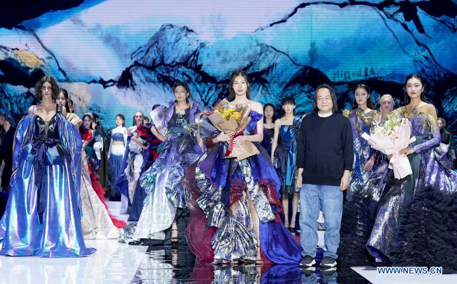 Chinese designer Zhang Zhaoda (R, front) and models answer the curtain call after a fashion show in Qingdao, east China's Shandong Province, Nov. 29, 2020. (Xinhua/Chen Jianli)