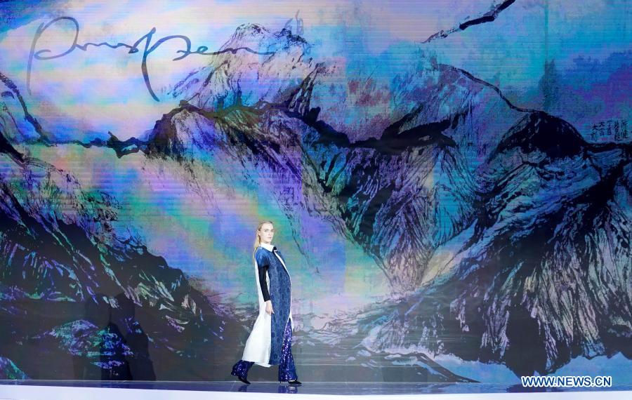 A model presents a creation of Chinese designer Zhang Zhaoda in Qingdao, east China's Shandong Province, Nov. 29, 2020. (Xinhua/Chen Jianli)