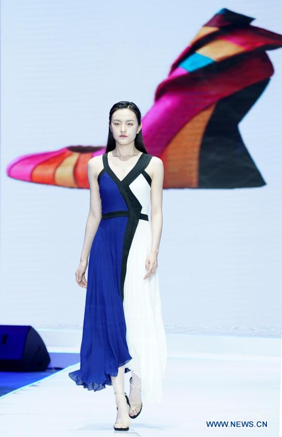 A model presents a creation of Italian designer Roberto Capucci in Qingdao, east China's Shandong Province, Nov. 29, 2020. (Xinhua/Chen Jianli)