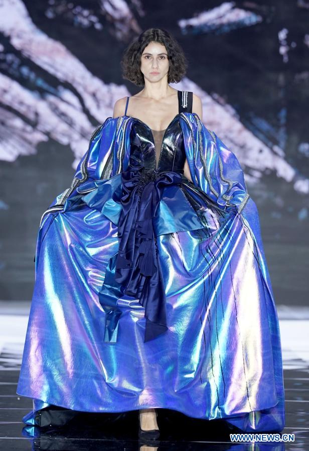 A model presents a creation of Chinese designer Zhang Zhaoda in Qingdao, east China's Shandong Province, Nov. 29, 2020. (Xinhua/Chen Jianli)