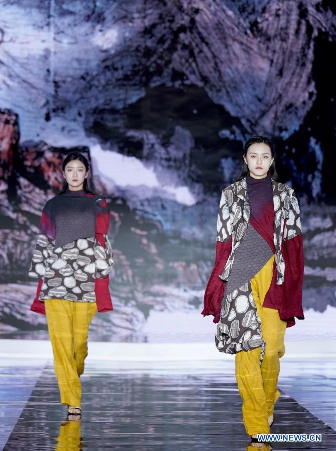 Models present creations of Chinese designer Zhang Zhaoda in Qingdao, east China's Shandong Province, Nov. 29, 2020. (Xinhua/Chen Jianli)