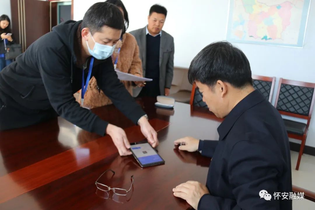 县委书记接受人口普查_人口普查(2)