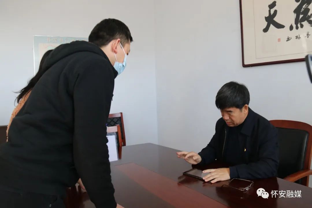 县委书记接受人口普查_人口普查(2)