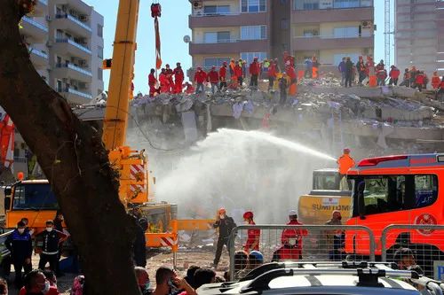 10月31日,救援人员在土耳其伊兹密尔省地震受灾现场进行工作。新华社发