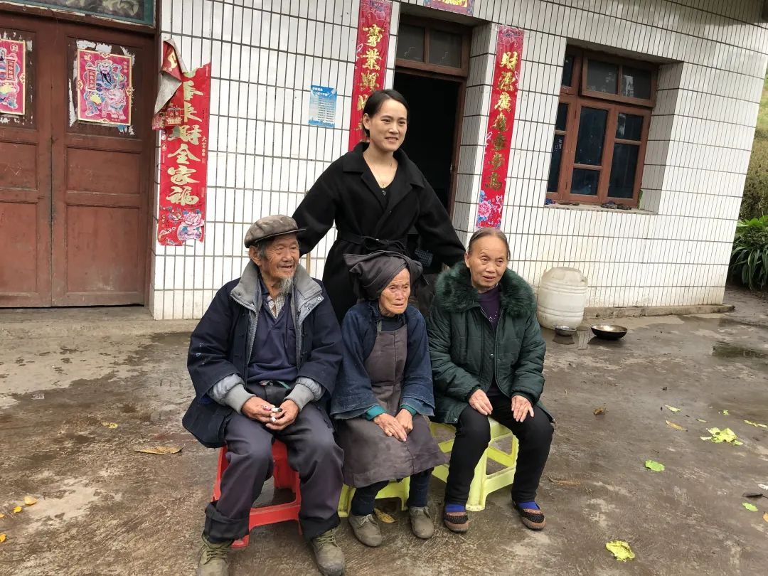 李艳桃与母亲,姥爷、姥姥三代合影。新京报记者 冯雨昕摄