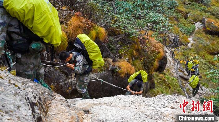 穿密林淌沼泽 西藏边防官兵的“生死巡逻路”