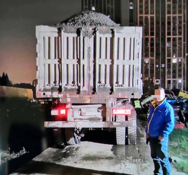 超载大货车遮挡号牌一次性被扣18分司机驾照降级 丢饭碗