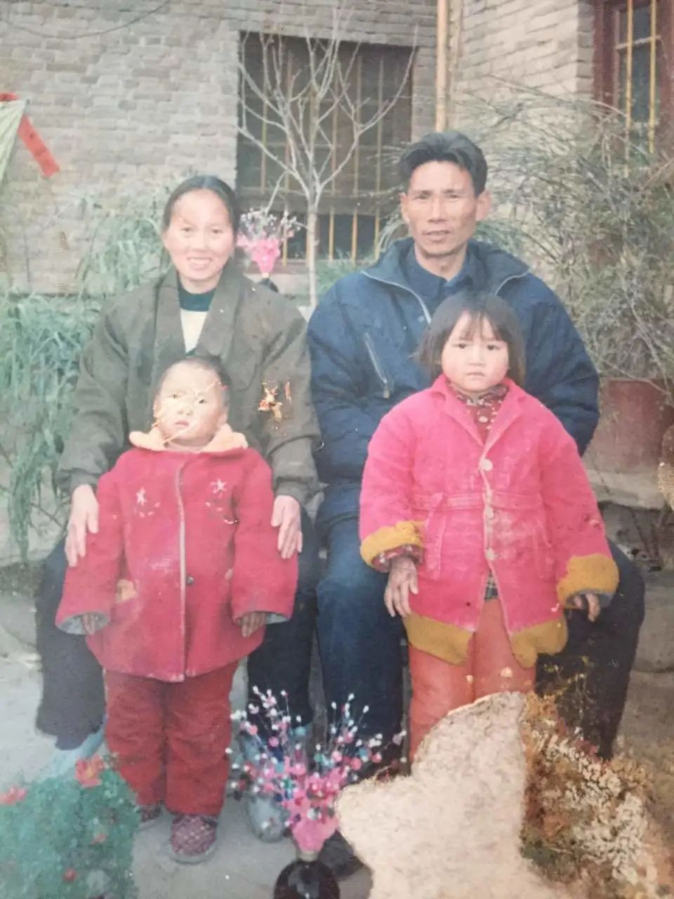 德良年轻时与丈夫、女儿的合影。(受访者供图)