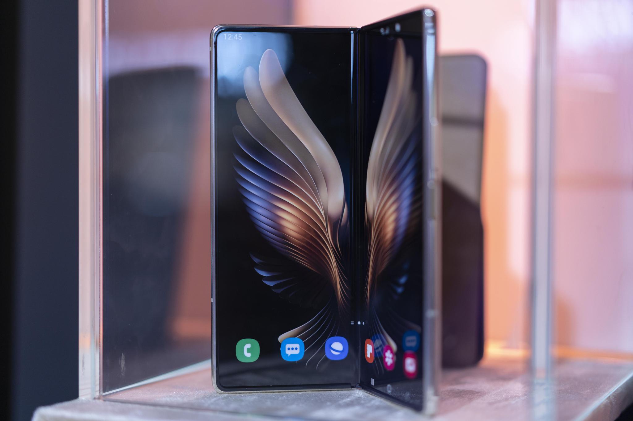 超高端旗舰手机!三星w21 5g正式登场:折叠设计,双卡5g