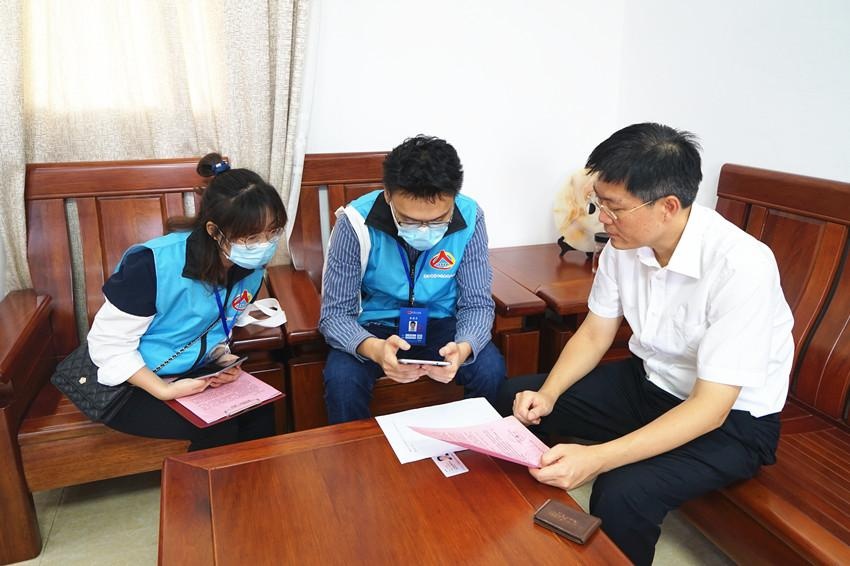 遂溪县:余庆创、陈政以普通公民的身份参加第七次全国人口普查登记休闲区蓝鸢梦想 - Www.slyday.coM 遂溪县:余庆创、陈政以普通公民的身份参加第七次全国人口普查登记休闲区蓝鸢梦想 - Www.slyday.coM