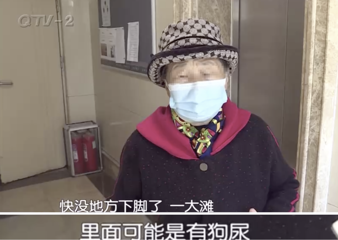 外卖小哥竟在电梯里小便!餐盒就放在脚边 监控