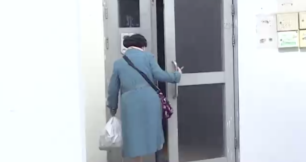 外卖小哥竟在电梯里小便!餐盒就放在脚边 监控