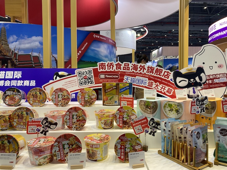 李佳琦、薇娅现身进博会 介绍各国特色产品和消