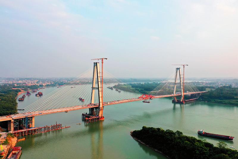 荔浦至玉林高速公路相思洲大桥完成主桥合龙段吊装(广西交通投资集团供图)