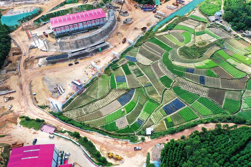 建设中的南宁沙井至吴圩高速公路项目那洋互通段。记者潘浩摄