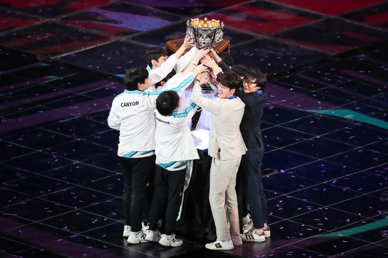 成为一名电竞选手比考上985更难。上海为何还要立志成为“全球电竞之都”？