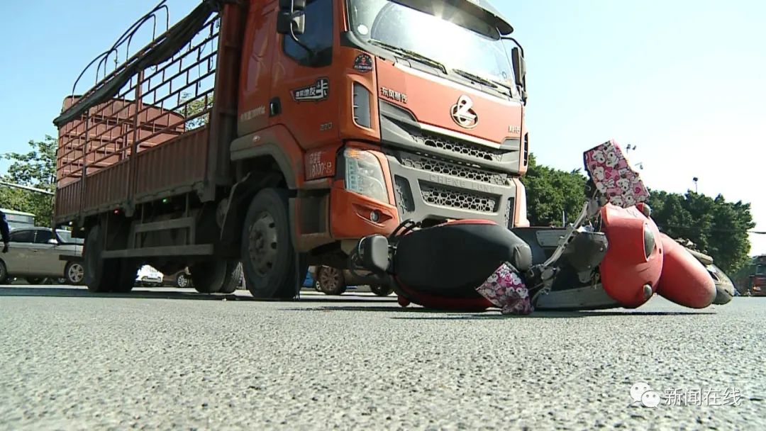 险!货车撞上电动车,电车车主头部差点被压到