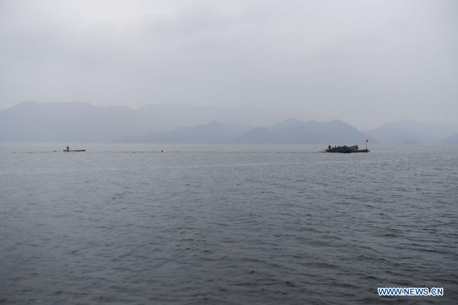 A fishing vessel is at work at the southeastern area of the Qiandao Lake in Chun'an County, east China's Zhejiang Province, Dec. 1, 2020. (Xinhua/Xu Yu)