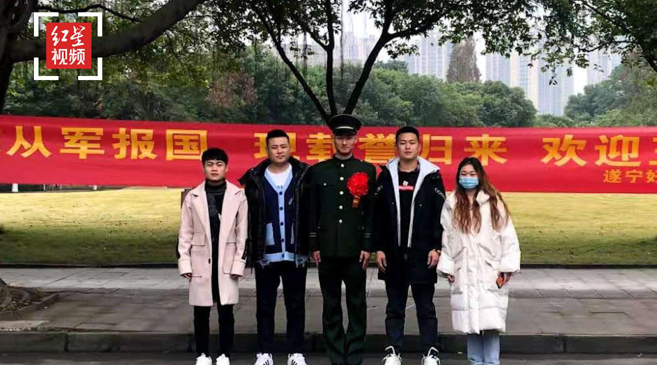 服役八年战士退伍暖心一幕:鲜花横幅迎他回家