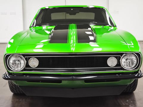 不仅仅是涂装吸引人，1967款科迈罗传奇继续