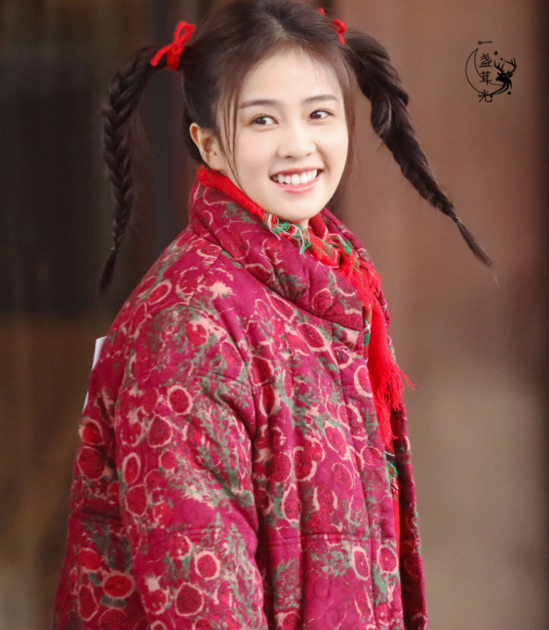 "奔跑吧"路透照,白鹿穿大红袄,焉栩嘉揣着手,杨颖接地气!
